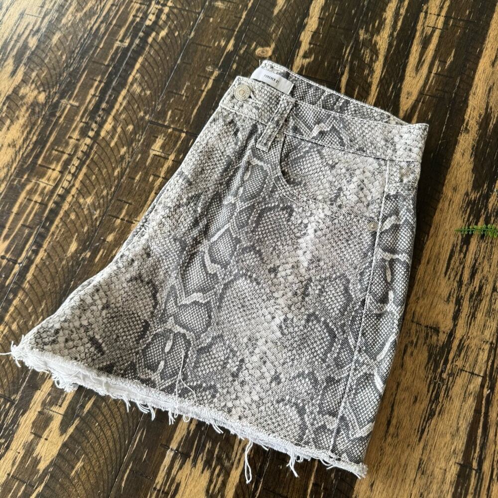 21 - Snake Skin Grey White High Waist Shorts - US 28 - Picture 12 of 13